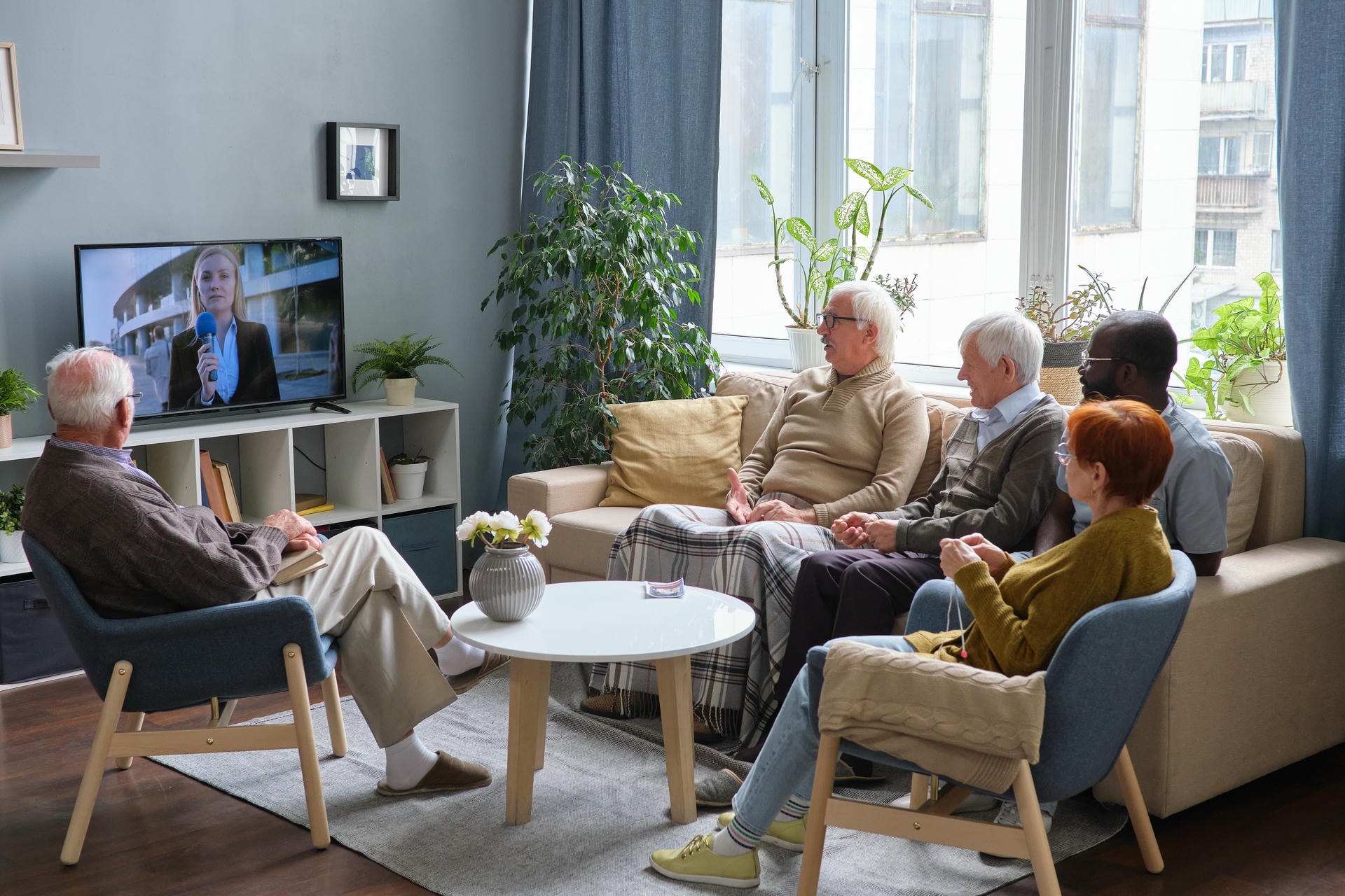 Group of senior people resting on sofa in the living room and watching news on TV together SSUCv3H4sIAAAAAAAACoxVy67jNgzdF+g/BFpXqES9Z9lFdwW6L7rQyzfGOFbgx3QGg/vvZZzYVnJv7szOJqlD8lA8+v7rL4cDCX5sI/l0+H75w/+26+ZxGvzUlh7N7Lebfch9ykNt+TIIzWpDTu1UhtZ3tTH4KR57f8po7Oeuu5hfFycZJz/NYx6r7ONxnqY8jFOJn9EsVpSUz2Vsp/OxTGW8cwzZn8apXfA3KwcxNLXBpxLyG9To+8W2wNaOc+mTuossXZmHUL6ikW+gnT99uzvWfp18bWiGnM/tJSev+o5+yi9I1F3n6xz+uf4fVset0Ald5O9czl0mN/QrYXO4eP7KPVmt1yxPIP7Ifp6+/f6nH4+XAb8H1Y4xd53vc5nHHfT68e/W+0vu46X5Lcfj7LZG0GXuEgFssCve44jqw5wppd87cTf7+oSDu3xSvpvvNr27gxk4SG8oOB6ptAyoizxQyWITnLbSu7RjXT9eq8kOucv+eqNvsCRDhMZISZnVnErwnjrPHU1GBCmaEKXia7Uk6oyZhKMiaEelzpnarCN1kLNSNiabttaIbowDlbHYBIxK6QW13FnquGCR6+yBiy3YR2cNS4wKwOTSNg31wTnaOBUaLqNlTO3IuQELIlKjlKcycAx2uaEJPAvROSt3hokXGjJoTG4tNsito94Gj4U3molGx1CVEYV1ylmgXMiMtGItjnFBG6mTsMYqz9MWHGQwmgtDkQfABjVQC8zQhkOTmUpG57hM4zpV8vk/vH6nZalu8/Bzaku1ZF9K9N2iH9XQzkMb2/6lOlam4yJ167FY5n4aLpeFbMV1pZx9wG38dGgQM6/2ox9HDE+rvd57FNZyqvL0ZVruyg2VJBSGyy8XYPG6GGBCMKmMsKRWzGOLOEs5a4HzuSs+5fTRPnIttOAI6aoNepDVa4wWAp5s2RIgpJJmD1jFdvFJrNo9WeolQGnm1B7wKMFLDIYwvcesanz1IYCsztfCvPgtXq+3W774DDd3uDe5XnxWgba7r1Lui9cJpuxt39dJo16eWmT4J1iXmPkHrANujviQdcNr4u5YV1id/ZB1x0D+iHXQxj5h3TCh9TNWsT/xjFVcd3irk0vyNn3w8hNcdKYdx6u2rdwjb0QBdm5R1/aQmjYCQuIGcaM3P7+xhkufx/HkR0wJnHPGwFRiWfNH8EpbJaV0u4o90Eec1gDK7Qq6kke4lgbwBds1fuWOQKNyCI2i2nPU72BQuhvU0ZQAAkSUybi9mxurxDLDsefrk3ajs71cQZKdEi55S7NFwZYJ1dhz1EzndNYW8KERAk+9/g8AAP//AwDNsUTf+AkAAA==